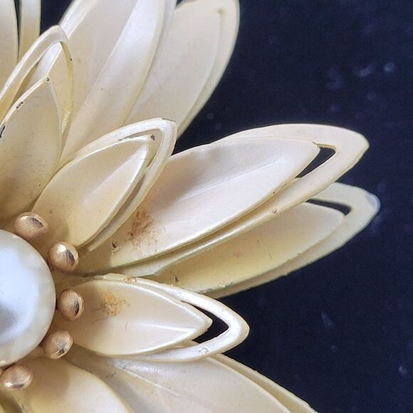 Vintage 3D Pearlized Beige Enamel Flower Brooch Pin Faux Pearl Center Collectibl - Picture 7 of 11